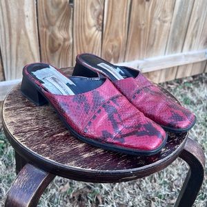 90’s red faux snake skin mules 🔥🐍